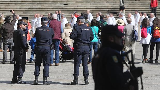 Agentes desplegados en los aledaños de la Catedral de Santiago, la pasada semana