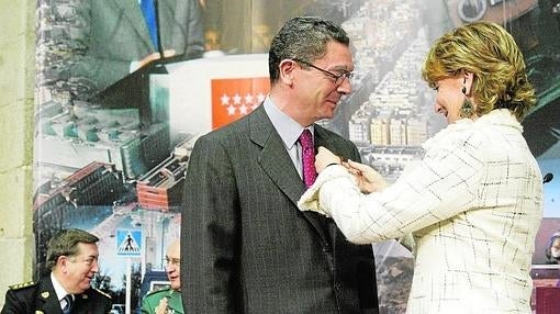 Esperanza Aguirre condecoró a Alberto Ruiz Gallarón en 2004