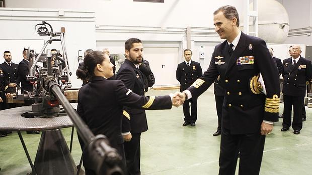 Don Felipe, en el hangar de armas de la escuela de especialidades Antonio de Escaño