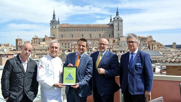 Adolfo ha recibido la distinción en la terraza de su restaurante de Toledo