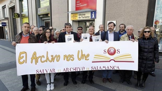 La Asociación Salvar el Archivo de Salamanca entrega más de 30.000 firmas en la Delegación del Gobierno de Cataluña en Madrid