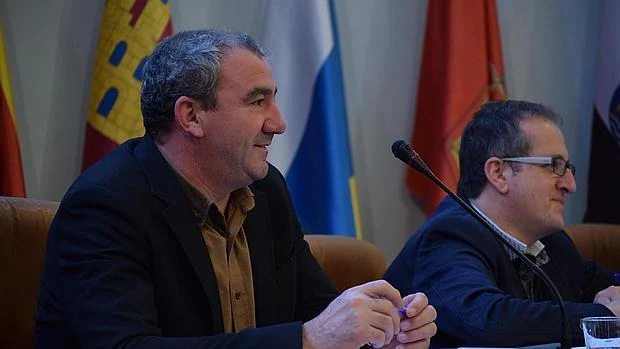 Darío Campos (PSdeG) junto a Antonio Veiga (BNG), durante la sesión plenaria en la institución provincial