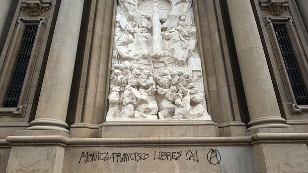 La pintada, realizada en la fachada principal de la Basílica del Pilar