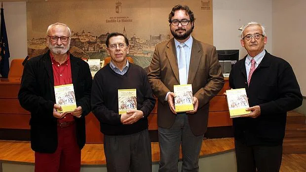 Sobre estas líneas, Hilario Rodríguez de Gracia, Adolfo de Mingo y Alfonso González-Calero, autores del libro, con el director de la Biblioteca, Juan Sánchez