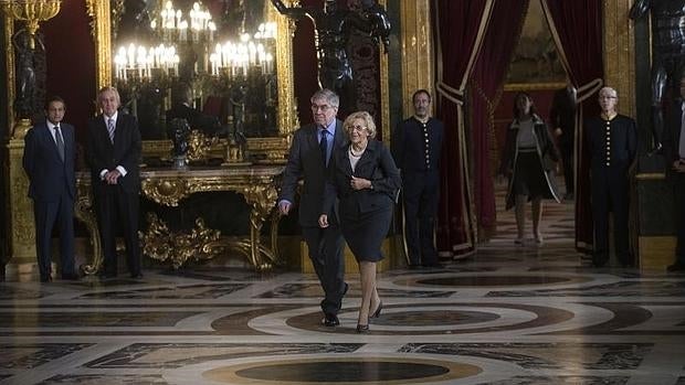 Manuela Carmena y su marido Eduardo Leira durante una recepción oficial en el Palacio Real