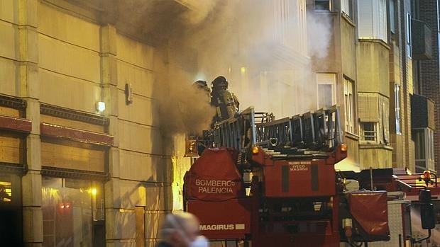 Bomberos de Palencia, durante su actuación el pasado lunes tras incendiarse la cocina del Foster's