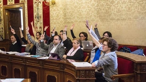 Los concejales del PSOE, Guanyar y Compromís, en una votación del pleno ordinario de marzo.