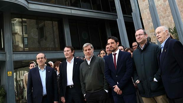 Algunos de los concejales populares que se han concentrado frente a la sede de la Diputación de Barcelona