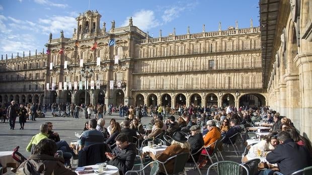 Turistas disfrutan del sol en la Plaza Mayor de Salamanca esta pasada Semana Santa