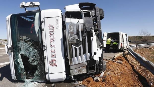 Accidente entre un turismo y un camión en León