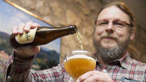 Erik Coene, experto belga en cervezas trapenses, sirviendo una «Cardeña»