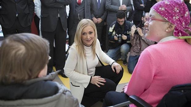 Cristina Cifuentes, presidenta de la Comunidad de Madrid, en una reciente visita al hospital Niño Jesús