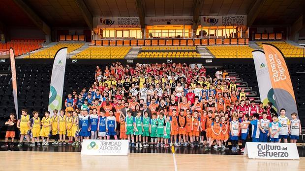 Los niños participantes en el torneo posan con los jugadores del Valencia Basket