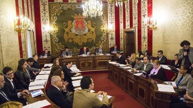 Un momento de la última sesión plenaria del Ayuntamiento de Alicante.