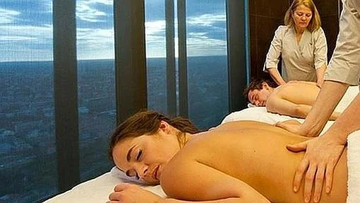Dos clientes disfrutan del masaje en el spa del hotel