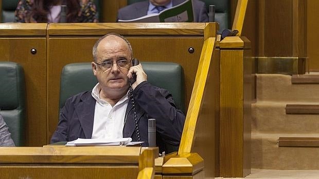 El portavoz del PNV, Joseba Egibar, habla por teléfono durante un pleno celebrado en el Parlamento Vasco