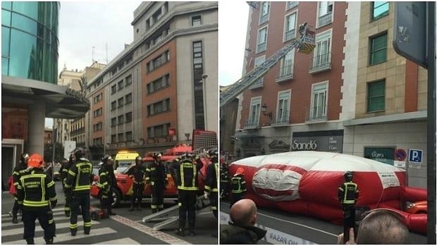 Despliegue de emergencias junto a la entrada del hotel Santo Domingo