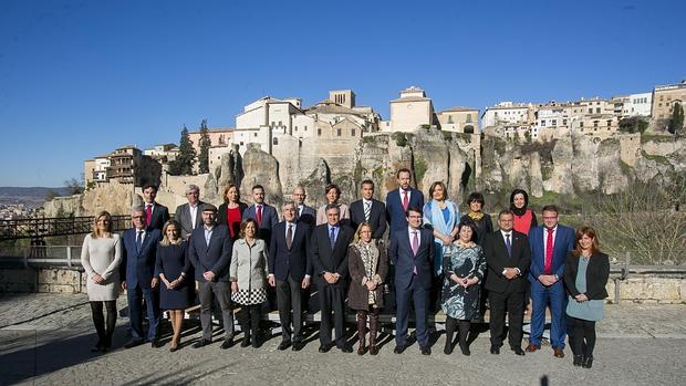 Foto de familia de los alcaldes del Grupo Ciudades Patrimonio de la Humanidad de España, esta mañana en Cuenca