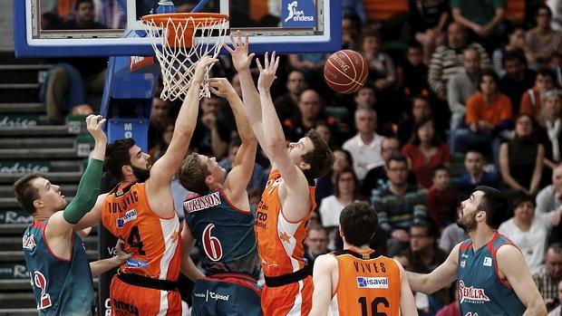 Un momento del partido entre Valencia Basket y Baloncesto Sevilla