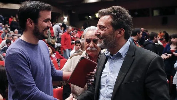 El líder de Izquierda Unida, Alberto Garzón (i), saluda al tercer teniente de alcalde del Ayuntamiento de Madrid, Mauricio Valiente