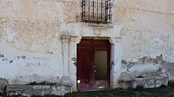 Puerta de entrada a la venta; falta una columna que ha sido expoliada