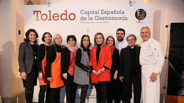 La alcaldesa, con hosteleros y la organización de la jornada solidaria