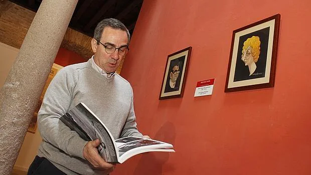Quique Jiménez Silva junto a unas caricaturas de sus padres que realizó Romero