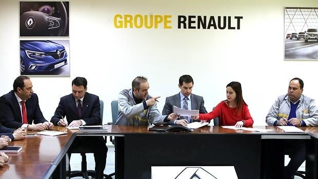 La dirección de Renault y los sindicatos firman en Valladolid el Acuerdo de Competitividad y Empleo 2017-2020