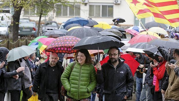 Venturós, acompañada por el diputado y abogado de la CUP Benet Salellas