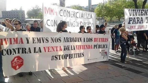 Manifestación de afectados por la venta de pisos del Ivima a fondos buitre de la Comunidad de Madrid