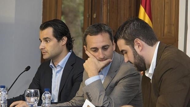 El presidente de la Diputación, César Sánchez (centro), en un acto público.