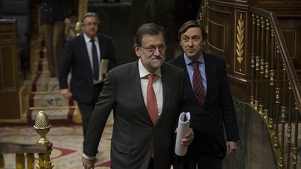 El presidente en funciones, Mariano Rajoy, junto a Rafael Hernando en el Congreso