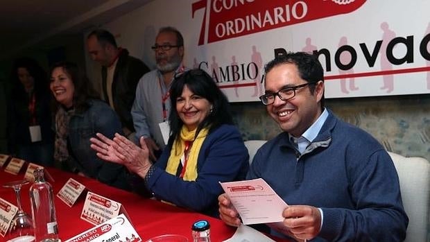 Gustavo Santana recibe el aplauso tras ser reelegido