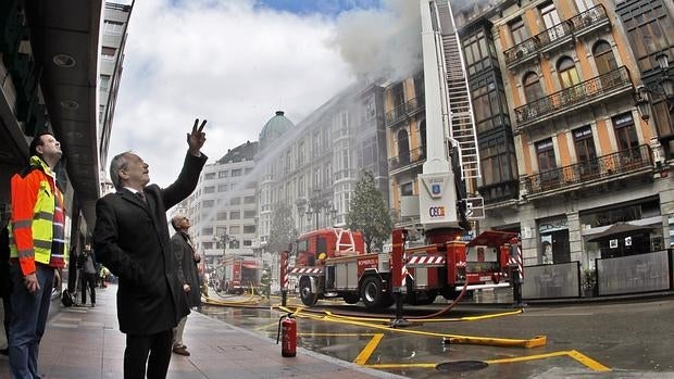 Muere un bombero tras derrumbarse parte del edificio incendiado en Oviedo