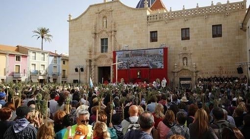 Los romeros, congregados ante el monasterio, asisten a la misa