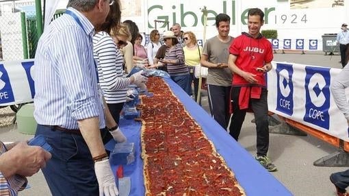 La COPE ha ofrecido la «coca del peregrino» más larga de la historia a los romeros