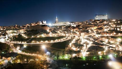 Vista nocturna de la ciudad de Toledo desde el Valle