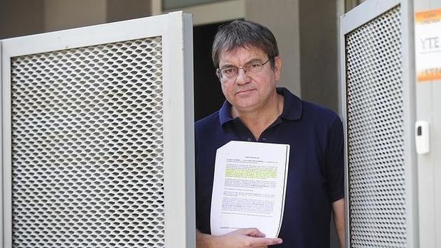 Agustín Fernández, con la sentencia que autorizó el 25% de clases en castellano para sus hijos