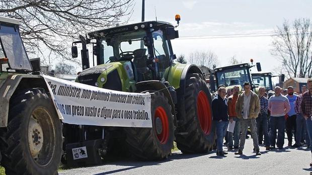 Tractores apostados el pasado miércoles en la sede de Logística Alimentaria