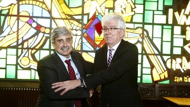 El hasta ahora rector José Ángel Hermida felicita a García Marín