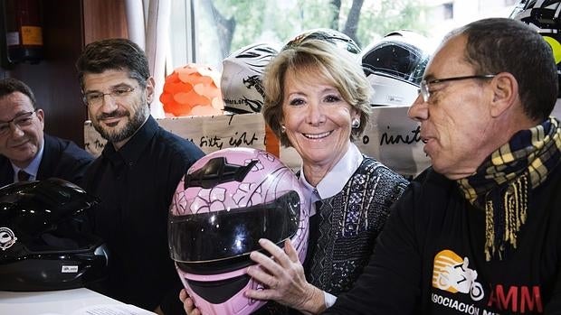 Esperanza Aguirre, con representantes de la Mutua Motera, en una imagen de archivo