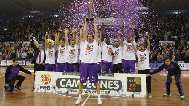 Los jugadores palentinos celebran el título