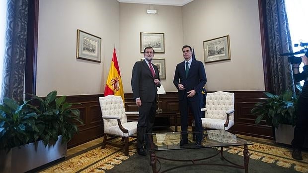 Mariano Rajoy y Pedro Sánchez, en la reunión que mantuvieron en el Congreso el 12 de febrero