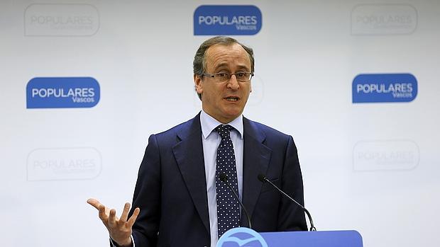 Alfonso Alonso, este mediodía en la sede del PP en San Sebastián