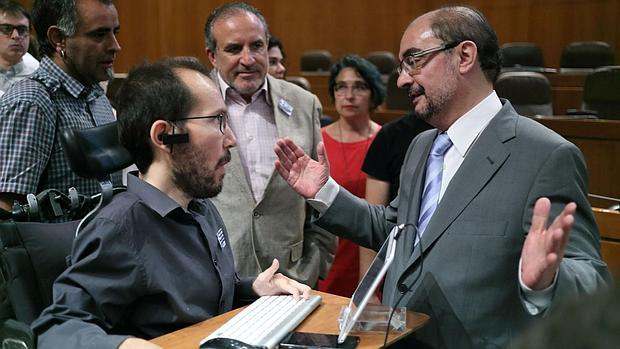 Lambán (PSOE) y Echenique (Podemos), conversando en las Cortes de Aragón