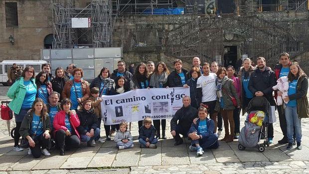 El deportista, con una camiseta de color blanco, en la plaza del Obradoiro con familiares y amigos