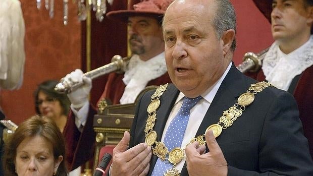 El polémico alcalde de Granada: «Las mujeres, cuanto más desnudas, más elegantes»