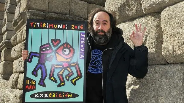 Mikel Urmeneta muestra el nuevo cartel