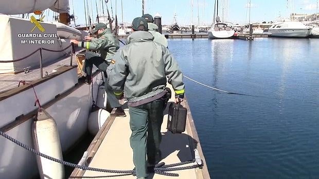 Momento en que la Guardia Civil procede a precintar el velero de Mussolini