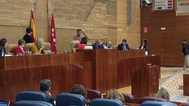 Un diputado de Podemos se encara con la presidenta de la Asamblea de Madrid por la financiación de Venezuela